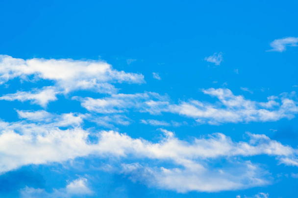 klarer blauer Himmel mit weißer Wolke mit Platz für Text. - Foto, Bild