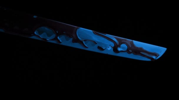 Miecz ostrze ociekające krwią w ciemności - Materiał filmowy, wideo