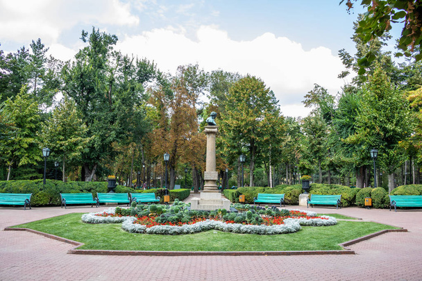 CHISINAU, MOLDOVA - 03 de setembro de 2018: Estátua de Alexander Pushkin em um parque vazio. Dia ensolarado com nuvens suaves
 - Foto, Imagem