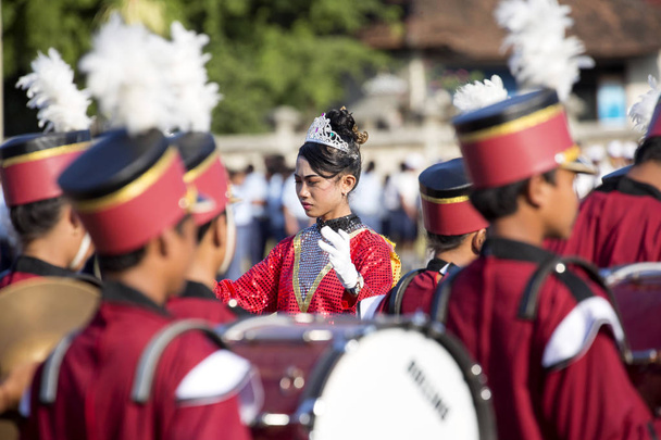  праздничный парад в День Независимости, в - Сампалане, Нуса Пенида, Индонезия
 - Фото, изображение