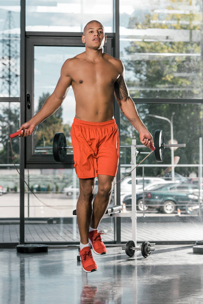 athlète afro-américain torse nu faisant de l'exercice avec corde à sauter au gymnase
 - Photo, image