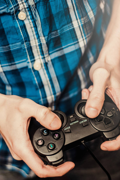 Uomo che gioca sul joystick in una console di gioco - Foto, immagini