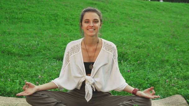 Ragazza sta facendo la posa principale dello yoga
 - Foto, immagini