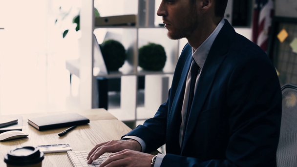 uomo d'affari professionista in giacca e cravatta digitando sulla tastiera e lavorando in ufficio
 - Filmati, video