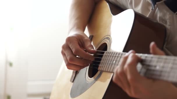 Mens fingers touch the strings of the guitar - Video, Çekim