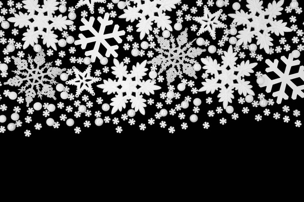 Joulun valkoinen lumihiutale ja pallo helyjä abstrakti raja musta tausta kopioi tilaa
. - Valokuva, kuva