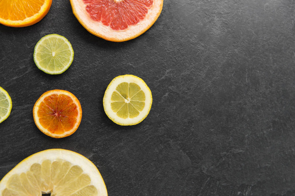 close up of different citrus fruit slices - Фото, зображення