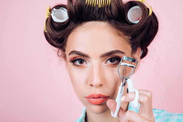 beauty salon hairdresser. retro woman with fashion makeup and hair. vintage housewife woman curl eyelash with tool. Pinup girl. happy girl grooming in morning. Loving her new style. Feeling flirty - Fotografie, Obrázek