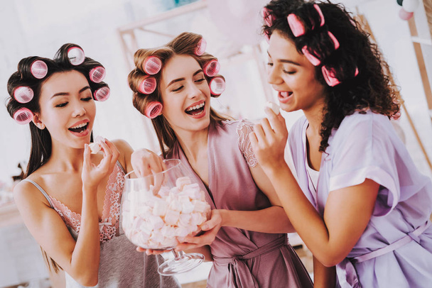 Girls with Vase Marshmallows. Celebrating Women's Day. Emotional Women. Cheerful Women. Beautiful Girl. Girls with Hair Curlers. Marshmellow in Hands. International Women with Curlers. White Interior. - Fotoğraf, Görsel