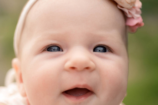 赤ちゃんの幸せな笑みを浮かべて、プライマリ ・ ケアの小児科医。幸せな赤ちゃんの女の子。小さな美しさ。小さな子供の発達小児科医。女の赤ちゃんはくすくす笑いです。 - 写真・画像