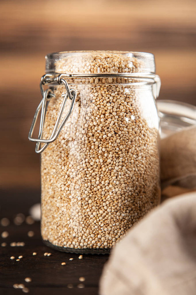 Nyers quinoa magokat egy üvegedénybe - Fotó, kép