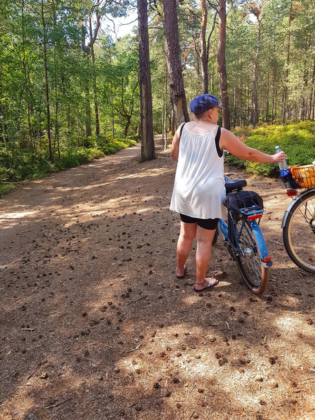 Baltık Denizi Prerow yılında deniz feneri giderken yaz tatillerini Bisiklet kadınla sahiptir. - Fotoğraf, Görsel