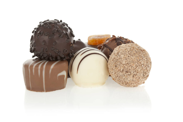 Gourmet suklaa bonbons eristetty valkoisella pohjalla
 - Valokuva, kuva