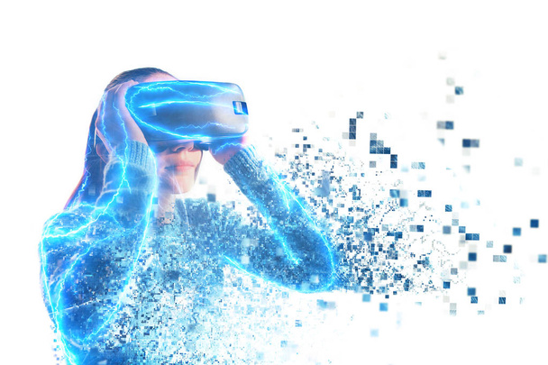 Een persoon in de virtuele bril vliegt naar pixels. Technologie van de toekomst concept. - Foto, afbeelding