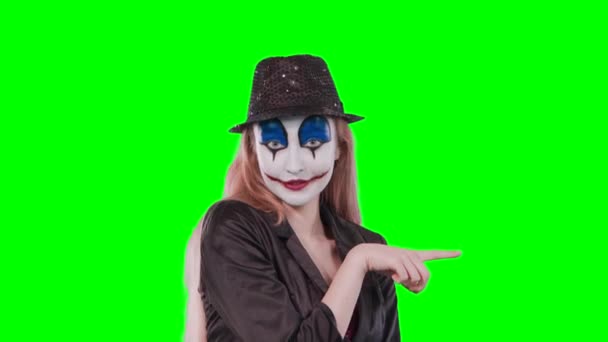 Clownsmädchen zeigt mit Zeigefinger in die rechte obere Ecke - Filmmaterial, Video