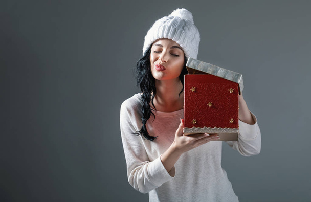 Young woman opening a Christmas present box - Foto, Imagem