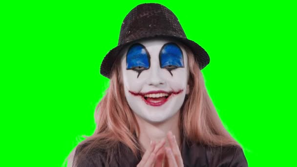 Clownsmädchen reiben sich die Finger und lächeln, - Filmmaterial, Video