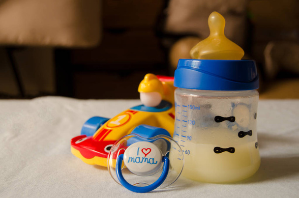 выраженное молоко через 5 дней после родов матери, смена молозива на молоко, концепция грудного вскармливания
 - Фото, изображение