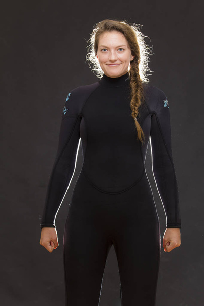 bela jovem mulher em terno de mergulho
  - Foto, Imagem