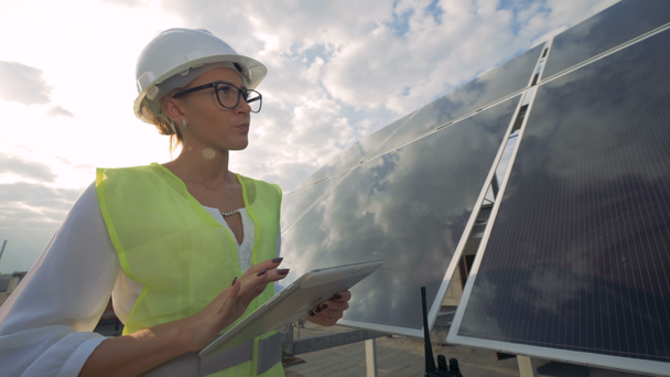 Vrouwelijke ingenieur zon batterijen op een dak te controleren. Moderne innovatieve industrie concept. - Video