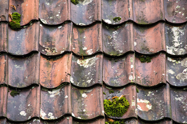 Régi és romos tető cserép közelről. Textúra a tető régi cserepek. - Fotó, kép