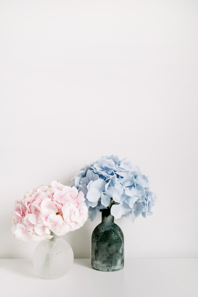 Mazzi di fiori rosa e blu pastello ortensia su sfondo bianco. Concetto di interior design minimale
. - Foto, immagini