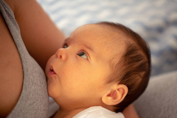 Portrait de beau bébé garçon aux yeux bleus dans les bras des mères - concept enfant, bonheur et enfance
 - Photo, image