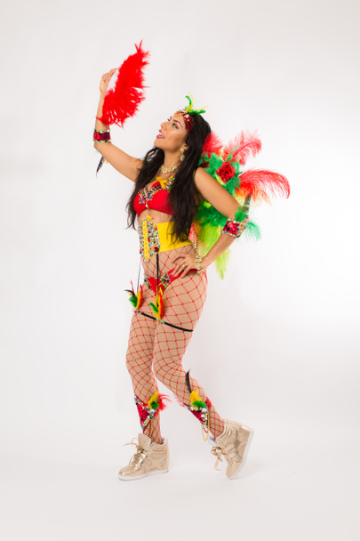 Velmi vhodné mladá žena hispánský Carnaval kostým a sportovní boty pózuje na čisté bílé pozadí - Fotografie, Obrázek