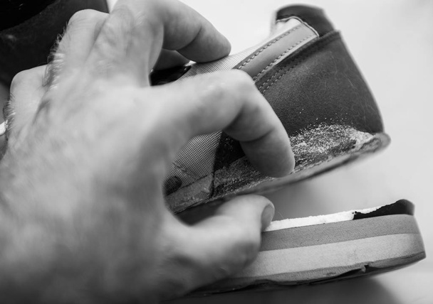 Sola quebrada no esporte sapatos diários usam preto e branco
 - Foto, Imagem