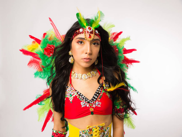 Laiha nuori tumma tukka latino nainen Carnaval puku ja urheilujalkineet poseeraa puhtaalla valkoisella taustalla
 - Valokuva, kuva