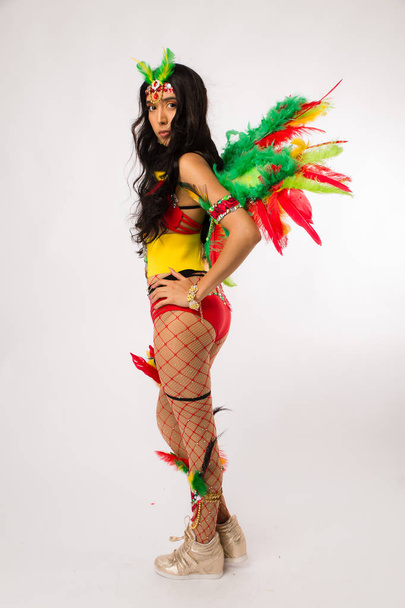 Laiha nuori tumma tukka latino nainen Carnaval puku ja urheilujalkineet poseeraa puhtaalla valkoisella taustalla
 - Valokuva, kuva