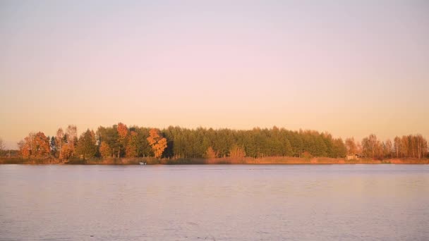 Őszi folyó táj egy tiszta, nyugodt, szélcsendes napon naplementekor. - Felvétel, videó