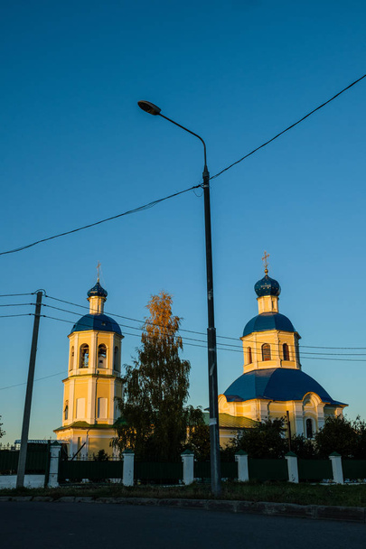 View of the Petropavlovskaya Church in the fall in Yasenevo at sunset - Foto, Imagem