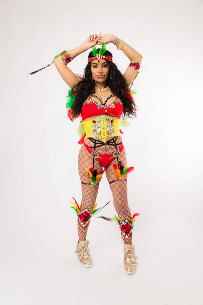 Sopii nuori tumma tukka latino nainen Carnaval puku ja urheilujalkineet poseeraa puhtaalla valkoisella taustalla
 - Valokuva, kuva
