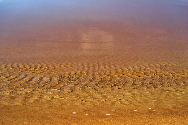 textura corrugada abstracta de un fondo arenoso con ondulaciones de agua para un fondo de paisaje natural
 - Foto, imagen