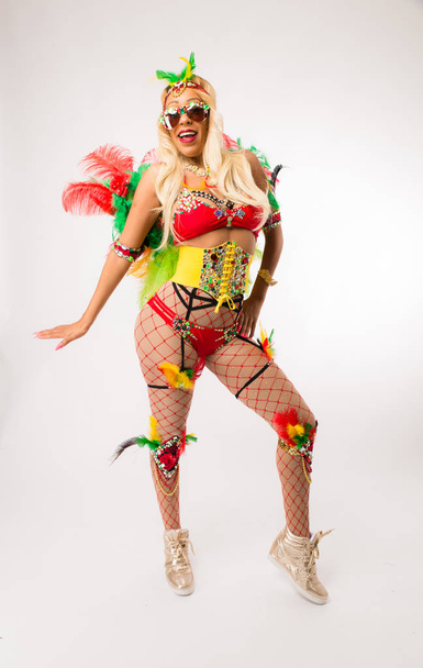 große blonde schwarze Frau in Karnevalskostüm und Sportschuhen posiert auf reinem weißen Hintergrund - Foto, Bild