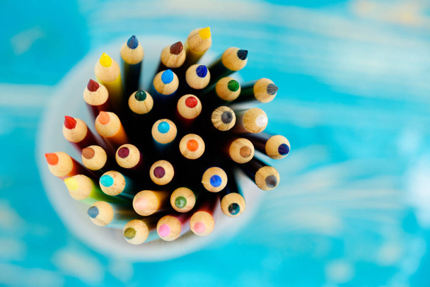 Lápis multicoloridos para trabalho criativo em um fundo de madeira
. - Foto, Imagem