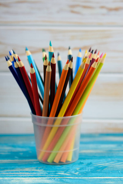 Barevné tužky pro kreativní práci na dřevěné pozadí. - Fotografie, Obrázek