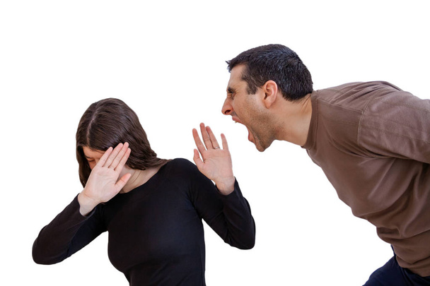 Huiselijk geweld scène met een martelt man of vriend schreeuwen en schreeuwen tegen zijn vrouw of vriendin - Foto, afbeelding