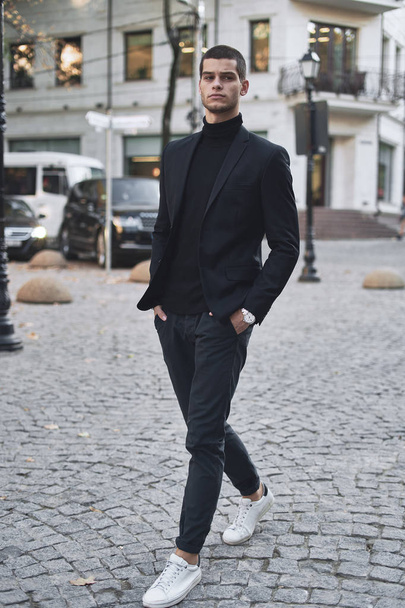 Jonge man wandelen, smart casual op een herfstdag op een straat van Europese stad. Lifestyle fotografie - Foto, afbeelding