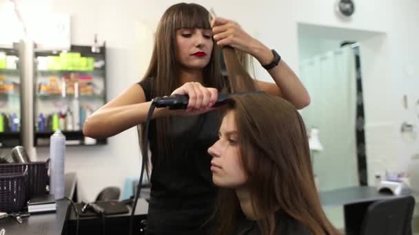 Mujer joven en el salón de belleza cortada por una peluquera
 - Imágenes, Vídeo