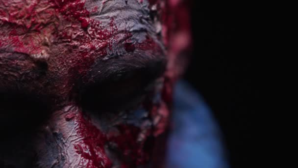 Zombie Maniac è spaventoso dei suoi denti cercando di mordere
 - Filmati, video