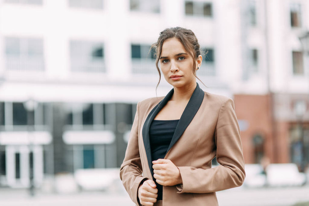 Stylish young business girl. In the city and on the roof. Views and business style. In a hurry and sitting waiting for a meeting. - Zdjęcie, obraz