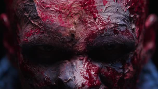 Zombie Maniac é assustador de seus dentes tentando morder
 - Filmagem, Vídeo