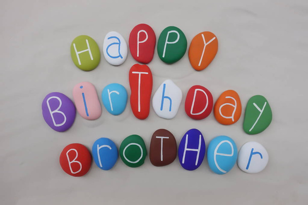 Feliz Aniversário Irmão com pedras coloridas sobre areia branca
 - Foto, Imagem