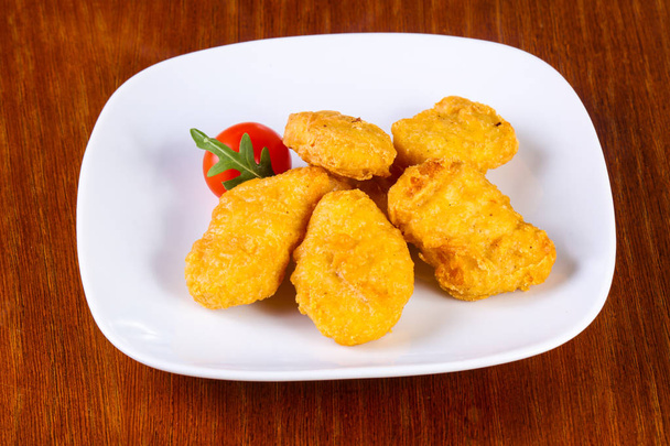 Chicken Nuggets Haufen serviert Kirschtomaten - Foto, Bild