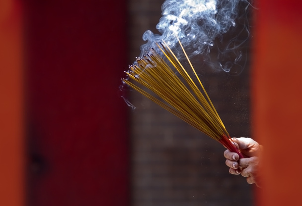 Mani agitando fumo bastoni incenso al Tempio
 - Foto, immagini