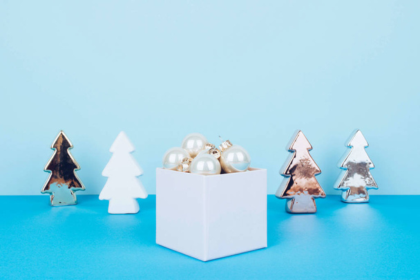 Christmas tree balls on a blue background. - Foto, afbeelding