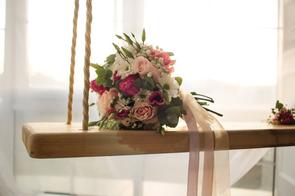 Γάμος Μπουκέτο λουλούδια σε εσωτερική ταλάντευση στο παράθυρο ρομαντικό γάμο σε φόντο - Φωτογραφία, εικόνα