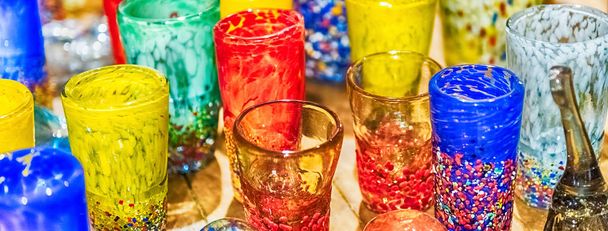 Традиционные красочные муранские стеклянные бокалы для продажи на острове Мурано, Венеция, Италия. Остров пользуется популярностью у туристов, славится своим стеклоделом - Фото, изображение